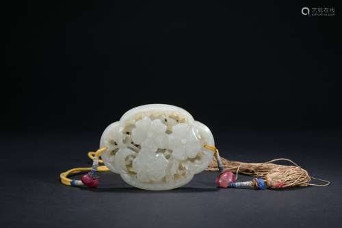Qing dynasty jade pomander with flowers pattern
