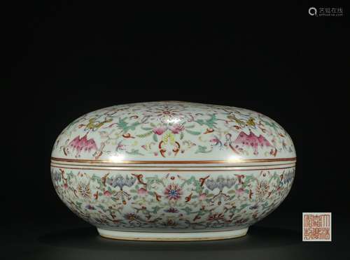 Qing dynasty multicolored cover box with flowers pattern