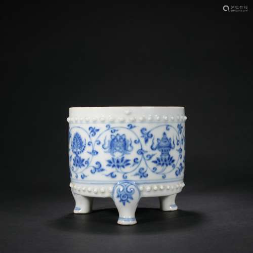 Ming dynasty blue and white burner with flowers pattern