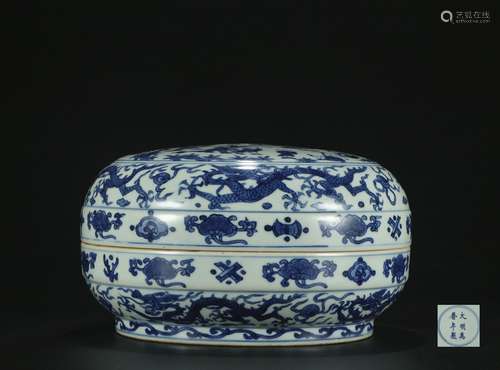 Ming dynasty blue and white cover box with dragon pattern