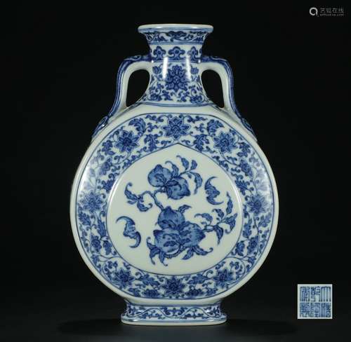 Qing dynasty blue and white bottle with flowers pattern