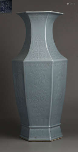 A SKY BLUE GLAZE FLOWER PATTERN VASE