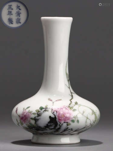 A FAMILLE ROSE GLAZE FLORAL PATTERN VASE