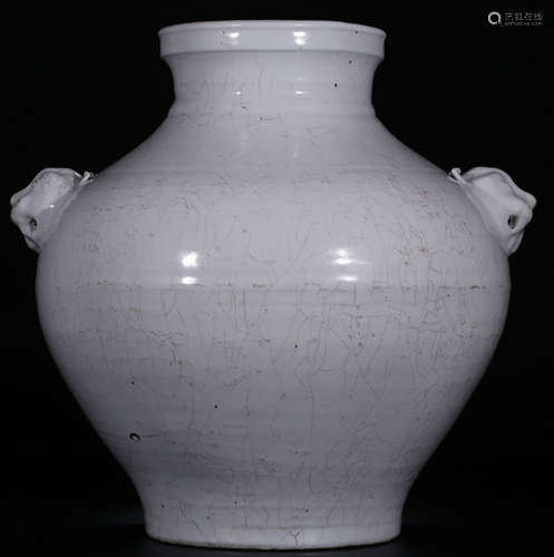 A WHITE GLAZE VASE