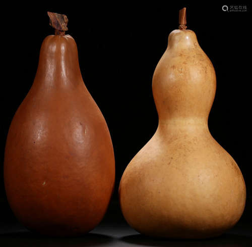 PAIR OF GOURD PENDANTS