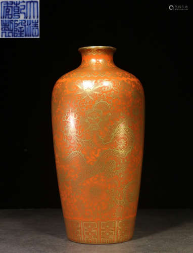 A CORAL RED GLAZE OUTLINE IN GOLD FLORAL PATTERN VASE