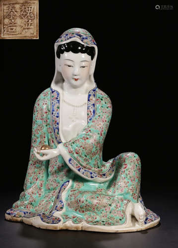 A FAMILLE ROSE GLAZE GUANYIN BUDDHA STATUE