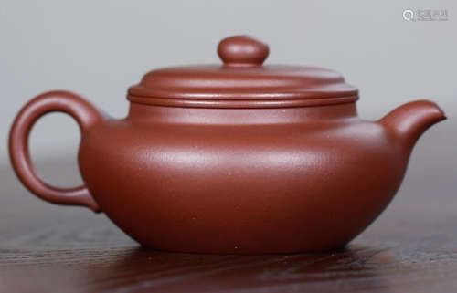 A ZISHA POT MADE BY ZHANGQUNZUO