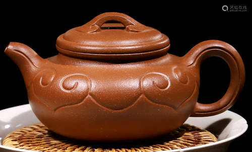 A ZISHA POT WITH PATTERN MADE BY FANJUNHUA