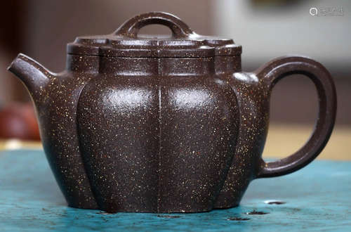 A FLOWER SHAPE ZISHA POT MADE BY MINXIANGJUN