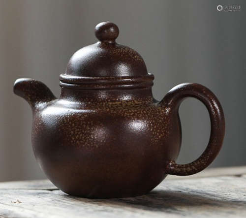 A ZISHA POT MADE BY FANXIAOLI