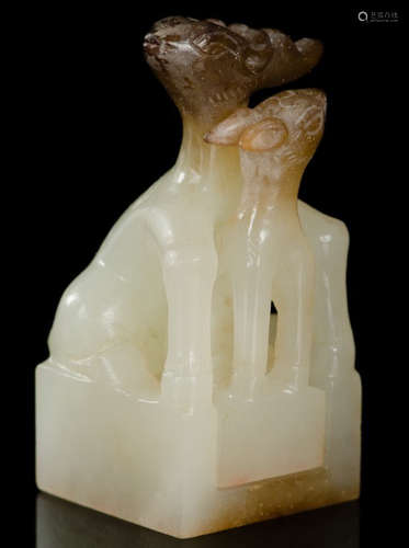 AN ANTIQUE JADE CARVED DEER PATTERN SEAL