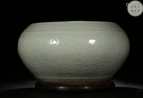 A BEAN GREEN GLAZE LOTUS PATTERN BRUSH WASHER