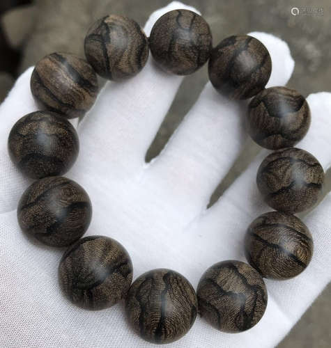 A CHENXIANG WOOD CARVED BRACELET