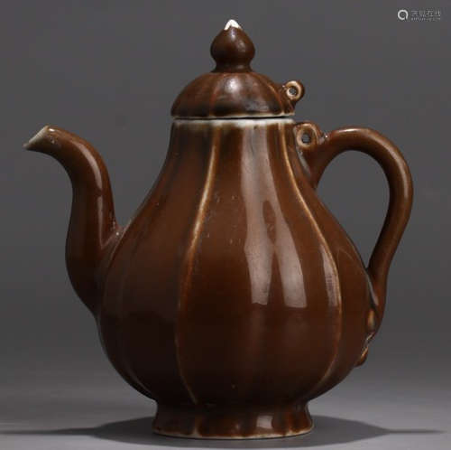 A BROWN GLAZE MELON SHAPE POT