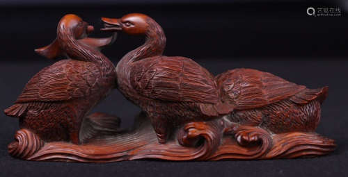 A HUANGYANG WOOD CARVED DUCK SHAPE PAPERWEIGHT