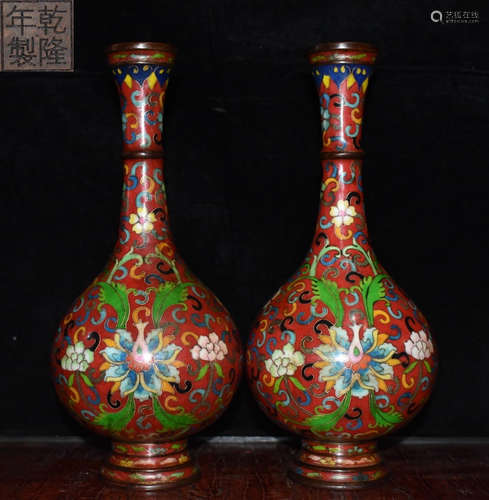 A CLOISONNE FLOWER PATTERN VASE