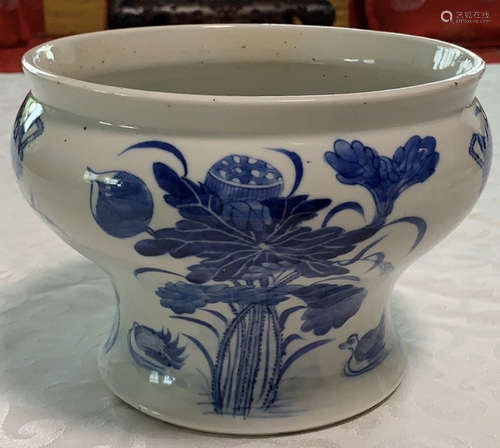 A BLUE&WHITE GLAZE LOTUS PATTERN CENSER