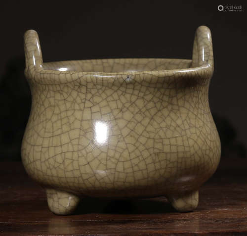 A GE GLAZE TRIPOD CENSER