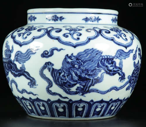 A BLUE&WHITE GLAZE LION PATTERN JAR