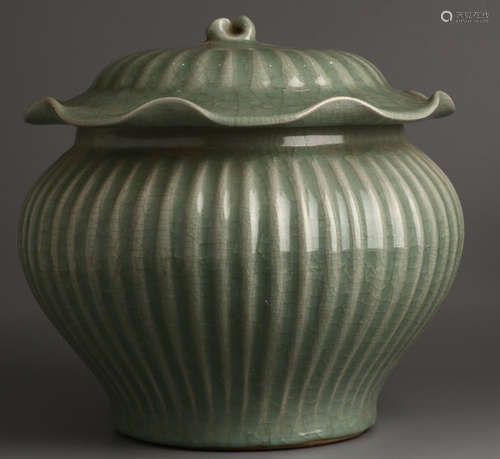 A LONGQUAN YAO GLAZE LOTUS SHAPE JAR