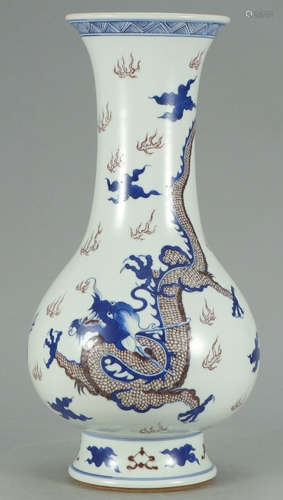 A BLUE&WHITE UNDERGLAZE RED DRAGON PATTERN VASE