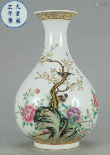 A FAMILLE ROSE GLAZE FLOWER PATTERN VASE