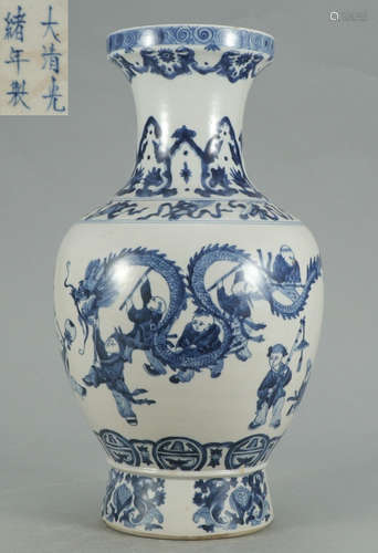 A BLUE&WHITE GLAZE DRAGON PATTERN VASE