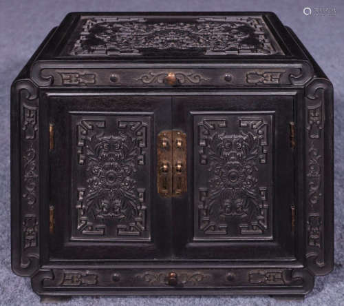 A ZITAN WOOD CARVED BOX WITH PATTERN
