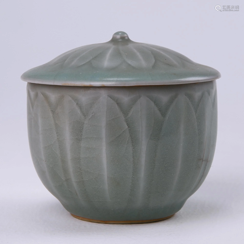 Longquan Kiln Celadon Jar with Lotus Petal Pattern Lid