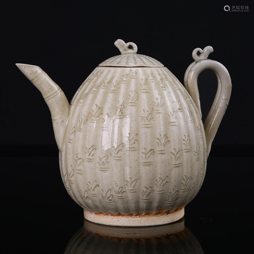 Hutian Kiln Celadon Pot with Bamboo Pattern