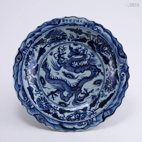 Blue and white dragon pattern flower mouth large plate