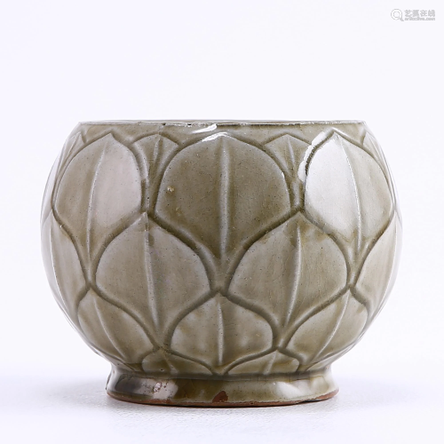 Yue kiln celadon enamel with lotus petal pattern