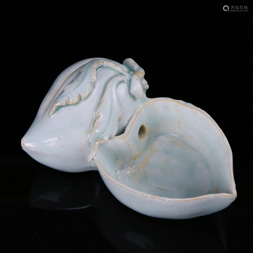 Hutian kiln blue and white glazed peach-shaped …