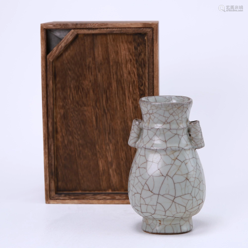 Official kiln gray celadon vase