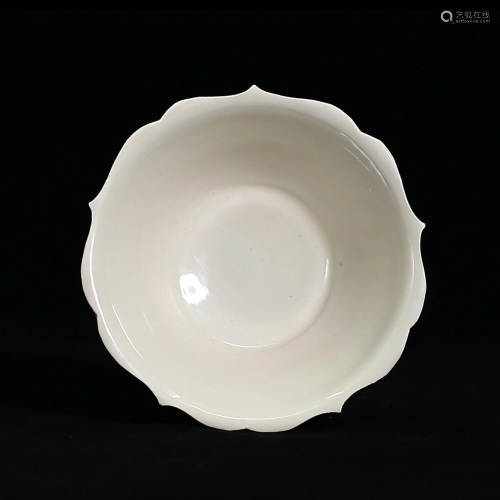 White glaze flower bowl