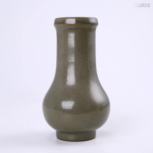 Longquan Kiln Celadon Straight Neck Bottle