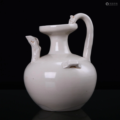 Xing kiln white glazed dragon handle pot with 
