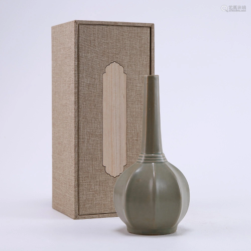 Yue kiln celadon octagonal net bottle