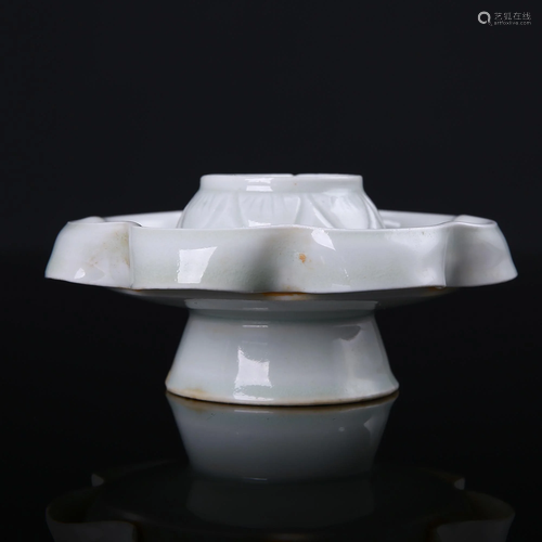 Hutian Kiln Celadon Flower Mouth Support