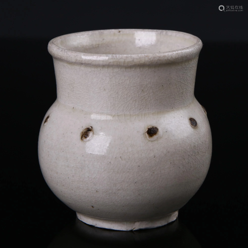 Xianghu kiln blue and white glaze drum nail jar