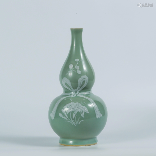 Mid-Qing Dynasty bean green glaze heap white flo…