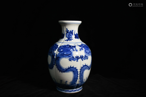 Blue and white dragon pattern melon rimmed bottle