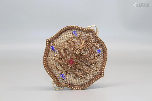 Inlaid sachet with a silk dragon pattern in Qing