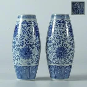 Qing Dynasty blue and white flower olive vase