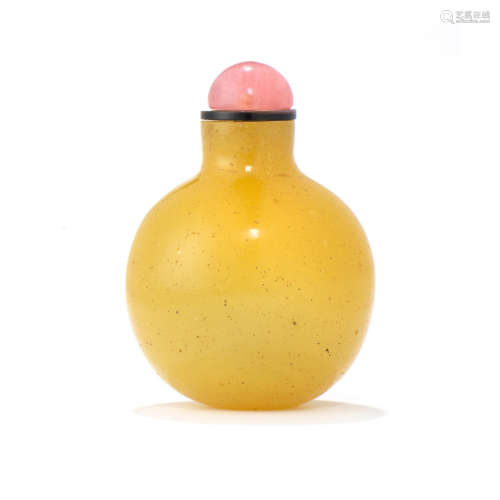 A yellow glass snuff bottle  1750-1820