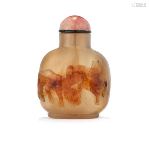 A carved chalcedony snuff bottle  1750-1850