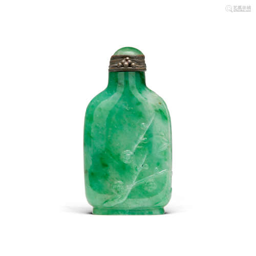 A green jadeite snuff bottle   1880-1950