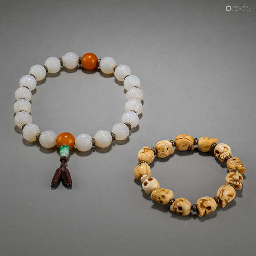 A SET OF ANCIENT CHINESE AGATE TOOTH CARVING BRACELETS