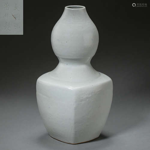 ANCIENT CHINESE WHITE-GLAZED PORCELAIN SQUARE GOURD BOTTLE